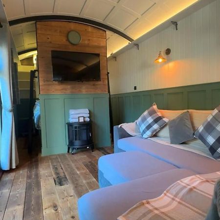 The Holly Hut Hotel Burton  Buitenkant foto