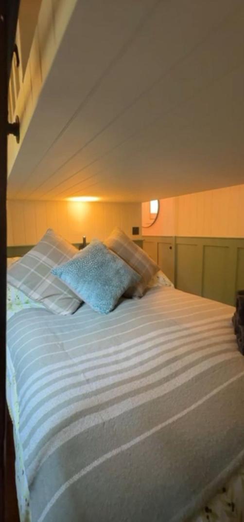 The Holly Hut Hotel Burton  Buitenkant foto