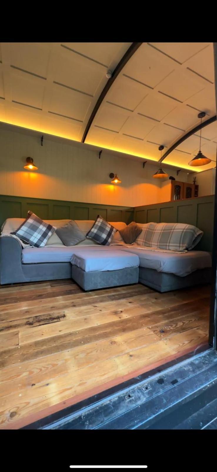 The Holly Hut Hotel Burton  Buitenkant foto