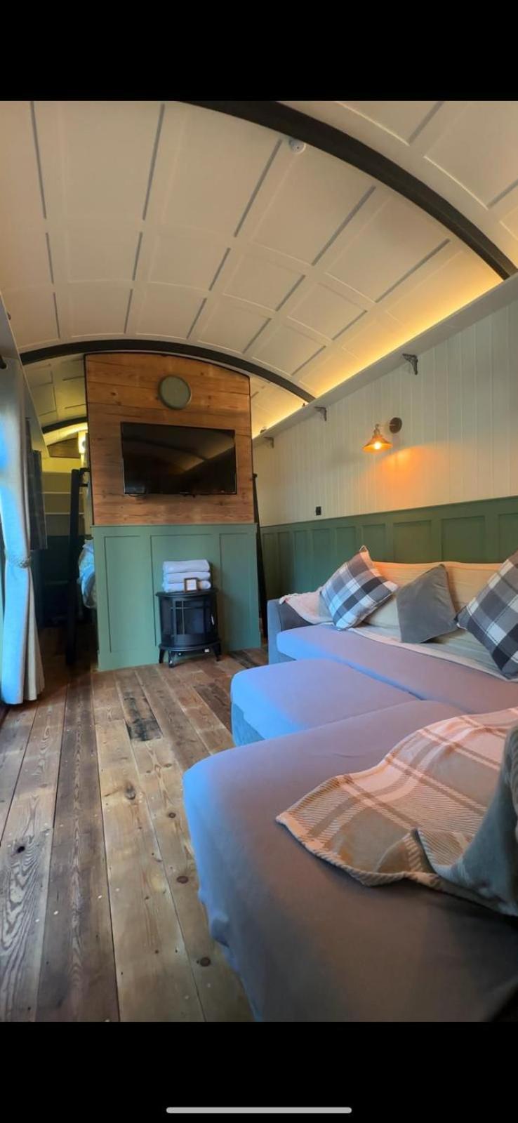 The Holly Hut Hotel Burton  Buitenkant foto