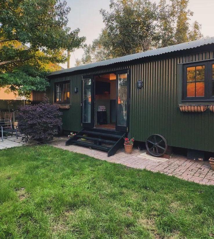 The Holly Hut Hotel Burton  Buitenkant foto