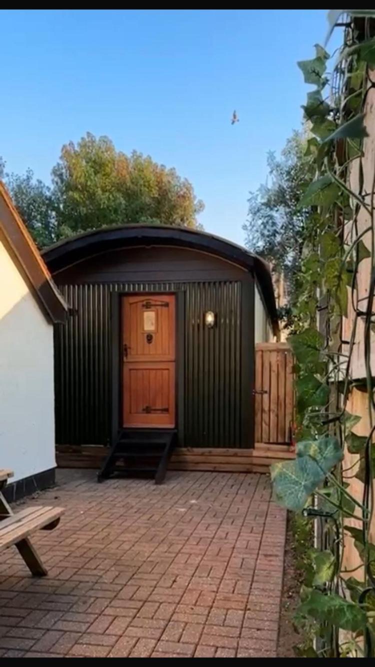 The Holly Hut Hotel Burton  Buitenkant foto